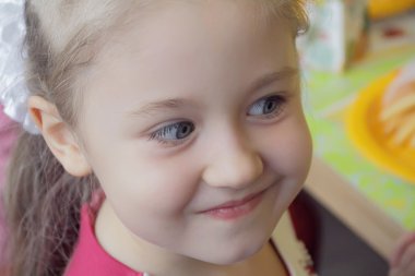 mavi gözlü kız portresi