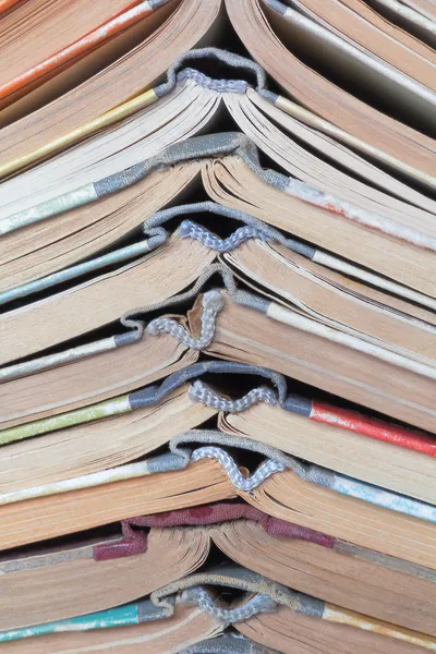 Pila viejos libros de tapa dura — Foto de Stock