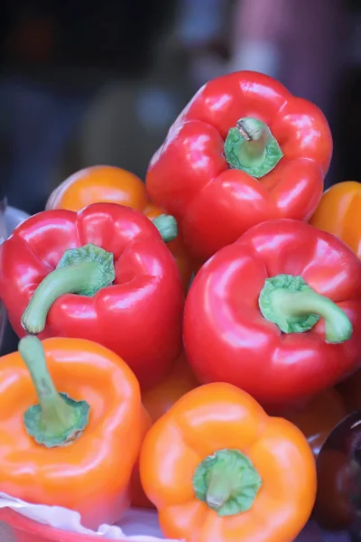 Röda och gula rå paprika — Stockfoto