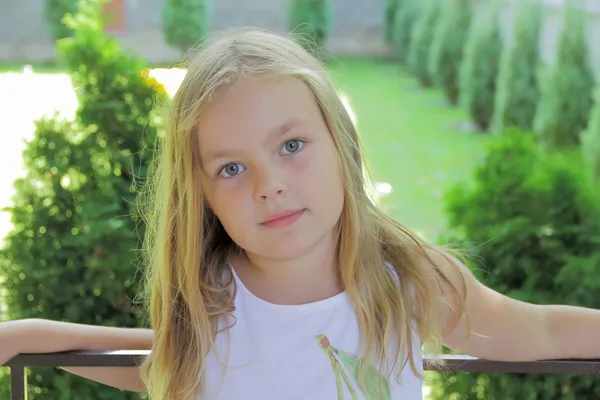 青い目を持つ少女の肖像画 — ストック写真
