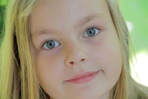 Porträtt av flicka med blåa ögon — Stockfoto