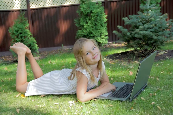 Girl with laptop — Stock Photo, Image