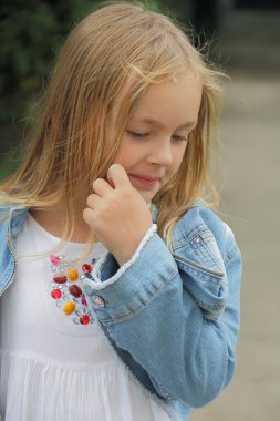 mavi gözlü kız portresi