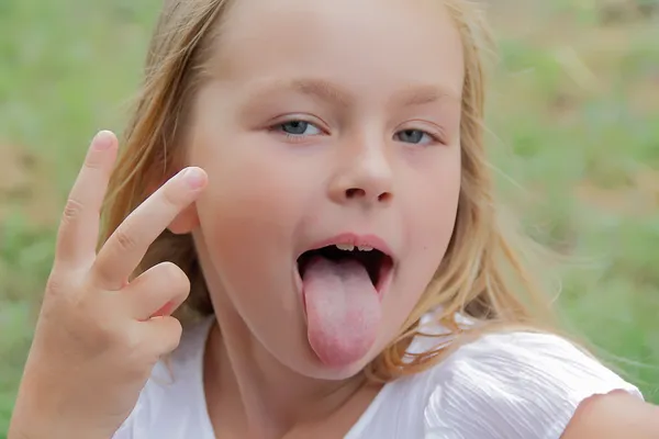 Meisje maakt gezichten — Stockfoto