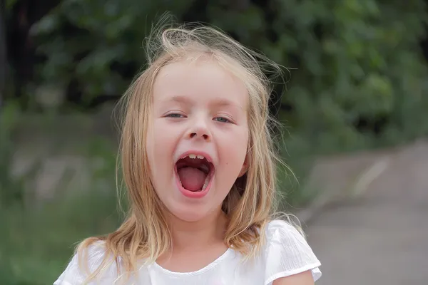 Portrait de fille aux yeux bleus — Photo