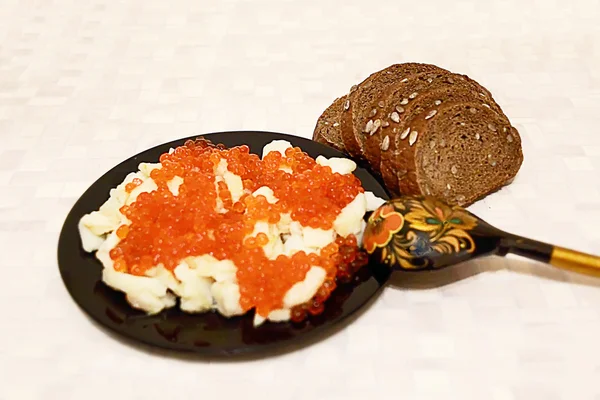 Russische Nationalspeise Kaviar und Kartoffeln — Stockfoto
