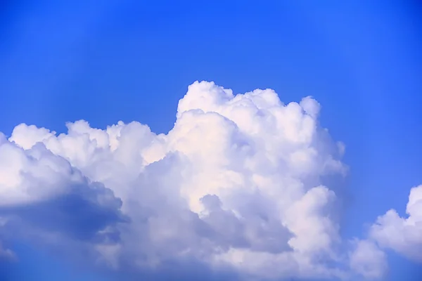 Cielo esponjoso de verano — Foto de Stock