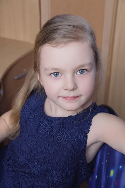 Πορτραίτο κοριτσιού με μπλε μάτια — Φωτογραφία Αρχείου