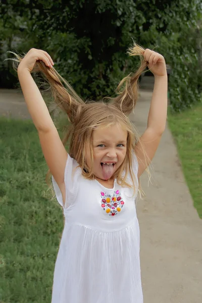 Girl makes faces — Stock Photo, Image