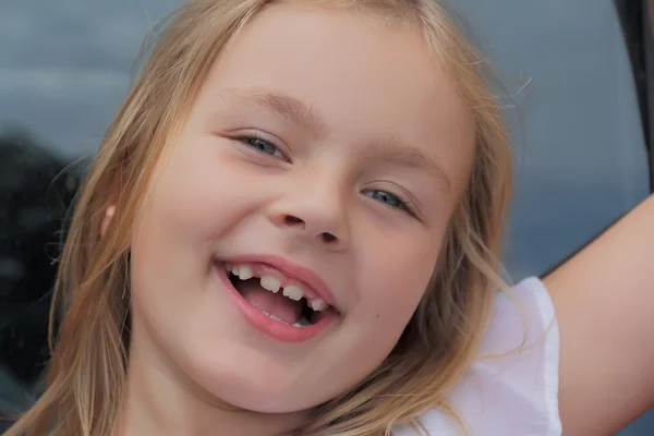 Lány mosoly és nyitott szájjal — Stock Fotó