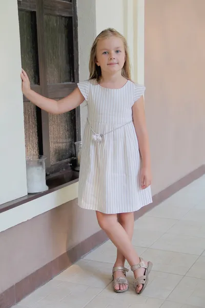 Retrato de menina com olhos azuis — Fotografia de Stock