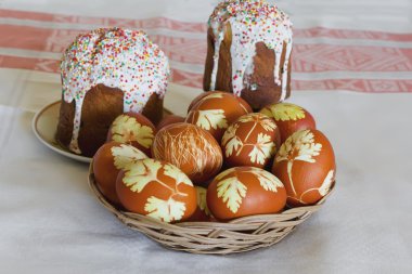 Paskalya yumurtaları ve pasta