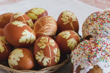 Paskalya yumurtaları ve pasta