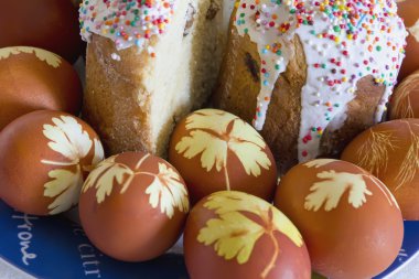 Paskalya yumurtaları ve pasta