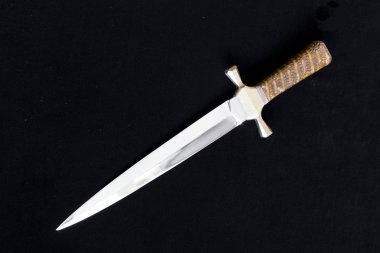 Siyah arka planda soğuk silah