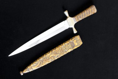 Siyah arka planda soğuk silah