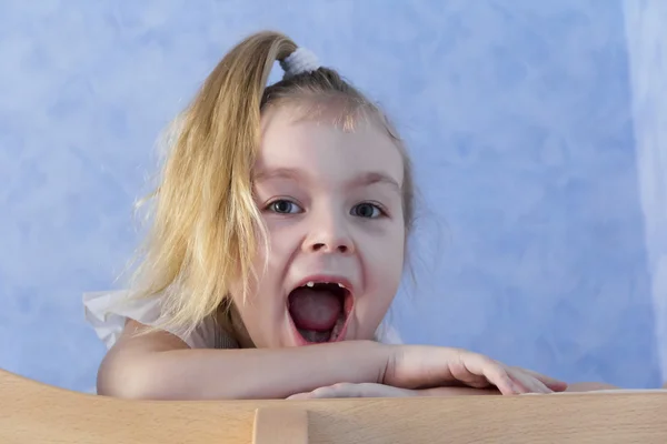 Menina com boca aberta — Fotografia de Stock