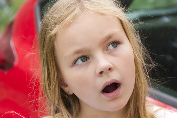 Menina com boca aberta — Fotografia de Stock