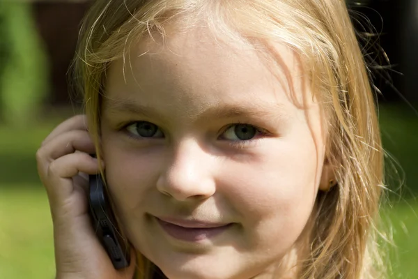 かわいい女の子の携帯電話で話しています。 — ストック写真