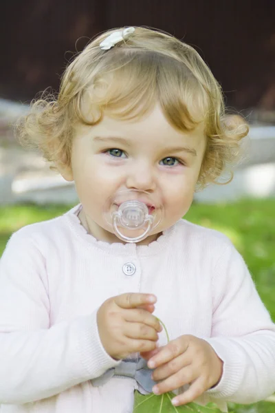 Söt spädbarn med nippel — Stockfoto