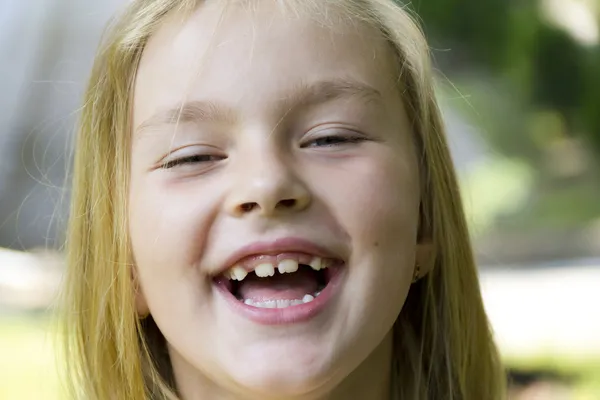 Schattige lachende meisje — Stockfoto