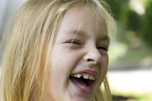 Schattige lachende meisje — Stockfoto