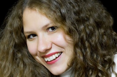 uzun kahverengi doğa saçlı genç kadın