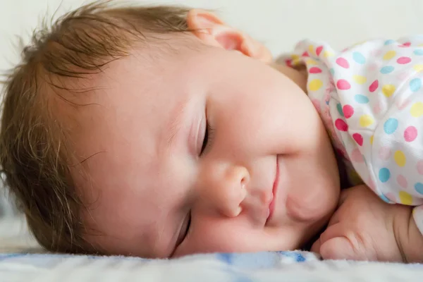 Lindo recién nacido dormido — Foto de Stock