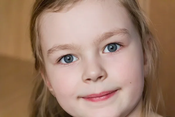 Симпатичная девочка пяти лет — стоковое фото