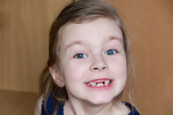 Mädchen macht Gesichter — Stockfoto