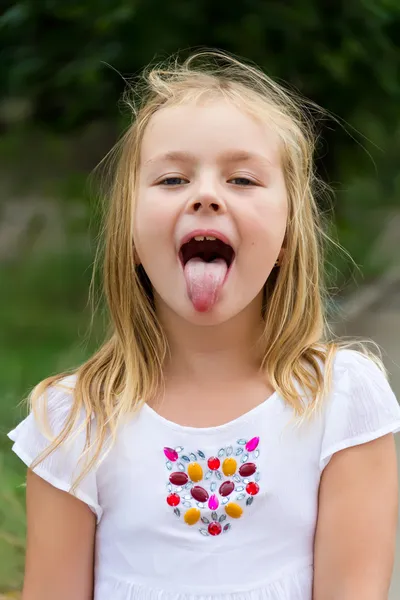 Χαριτωμένο κορίτσι με να βάλει έξω τη γλώσσα — Φωτογραφία Αρχείου