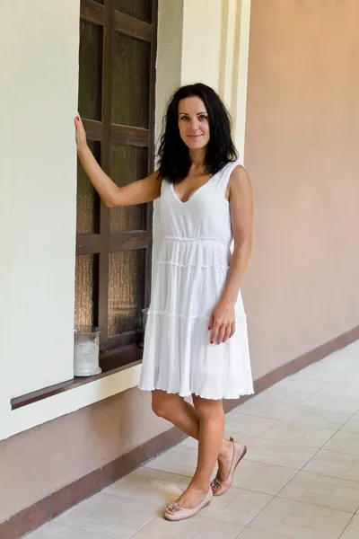 Брюнетка в белом платье — стоковое фото