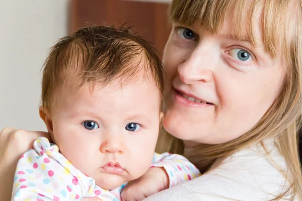Niedliche Neugeborenen Säugling und Mutter — Stockfoto