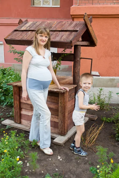 Pregnant mother and son on walk — Stockfoto