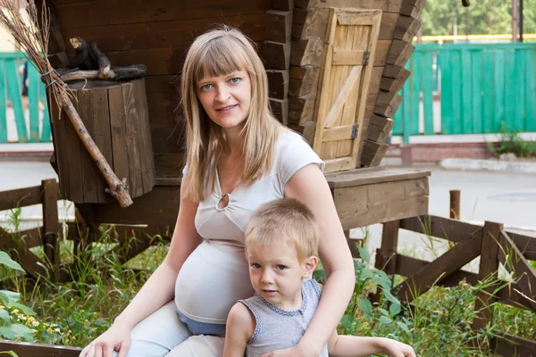 Embarazada madre e hijo a pie —  Fotos de Stock