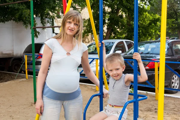 Mama însărcinată și fiul pe vezică — Fotografie, imagine de stoc