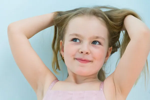 Leuk meisje zeven jaar oud — Stockfoto