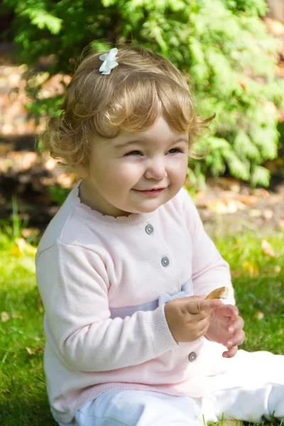 Niedlich lächelnder Säugling — Stockfoto