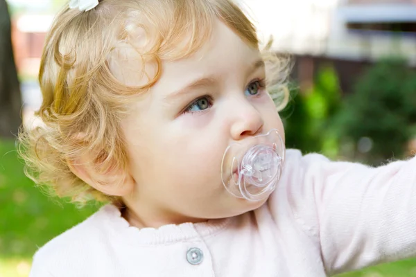 Bebê bonito com mamilo — Fotografia de Stock