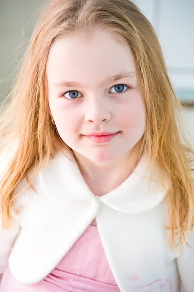 Leuk meisje zeven jaar oud in wit — Stockfoto