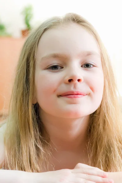 Nettes Mädchen sieben Jahre alt — Stockfoto