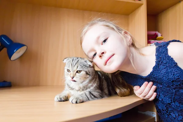 Chica con gatito gris — Foto de Stock