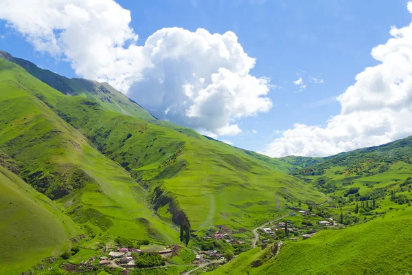 Kafkasya Yeşil dağlar — Stok fotoğraf