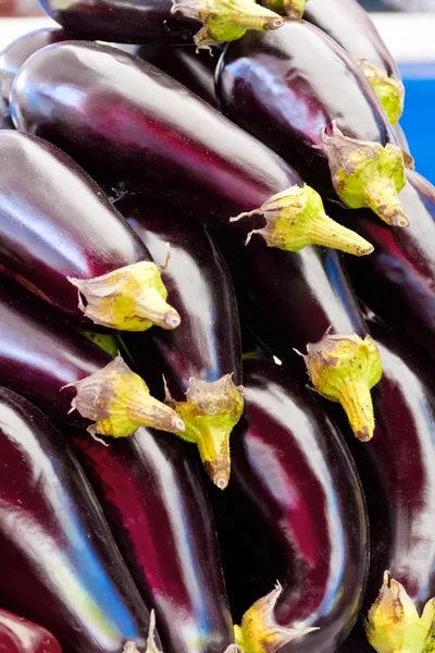 Bakgrund med färska aubergine — Stockfoto