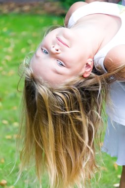 sevimli gülümseyen kız