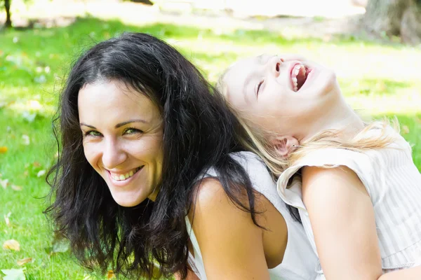 Skratta av mor och dotter — Stockfoto