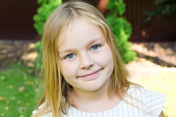 Schattig meisje — Stockfoto