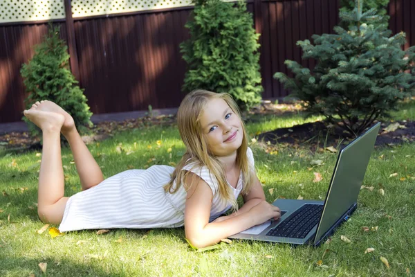 Cute girl with laptop — Stock Photo, Image