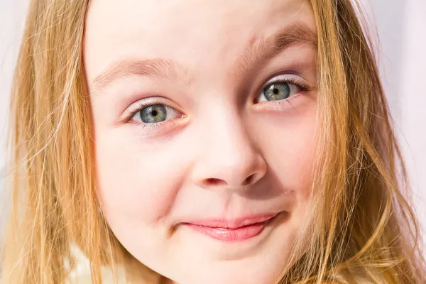 Menina sorrindo bonito — Fotografia de Stock