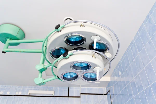 Intérieur de chambre d'hôpital avec lampes — Photo